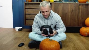 La paire de Adidas Yeezy Boost 700 V2 'Vanta' portée par Squeezie dans sa video  "C'était dangereux mais j'ai réussi"