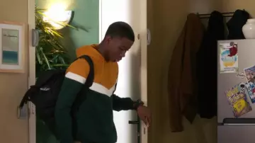 The sweatshirt odd Yellow and dark Green worn by Souleymane (Dembo Camilo) in Tomorrow belongs to us (S01E576)