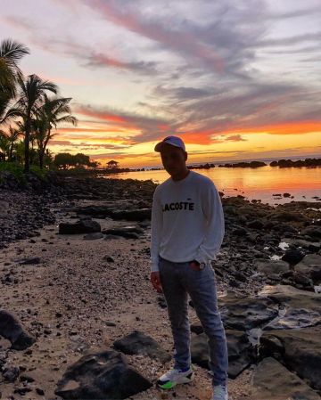 La sudadera blanca Lacoste que lleva PLK en su cuenta de Instagram @plkpb