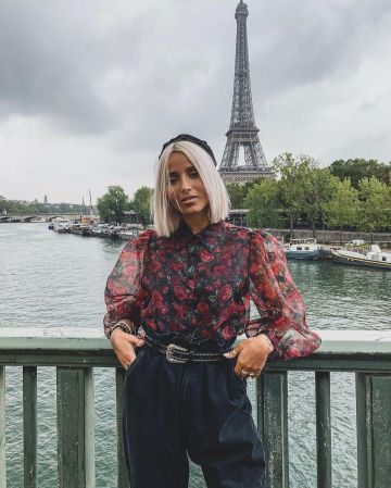 La chemise à fleurs en organza de Camille Callen sur son compte Instagram @noholita