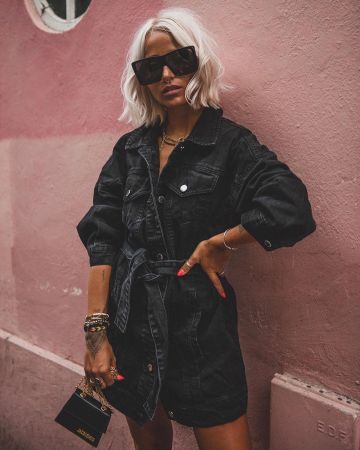 La robe veste en jean ceinturée de Camille Callen sur son compte Instagram @noholita