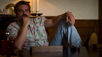 The hawaiian shirt of Jim Hopper (David Harbour) in the series Stranger Things
