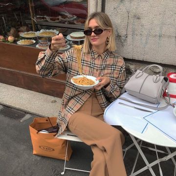 La camisa de Burberry que lleva Anne Laure Mais en la cuenta de Instagram de @annelauremais 