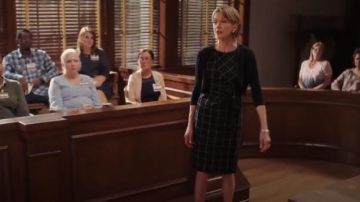 Thalia Sodi en Mousseline de soie Noire-Coupe Boléro Cardigan porté par Rachel Madsen (Wendie Malick) à Bluff City de la Loi Saison 1 Épisode 4