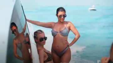 Danielle Guizio Silver Lure Bikini Top usado por Kourtney Kardashian en Keeping Up with the Kardashians Temporada 17 Episodio 6