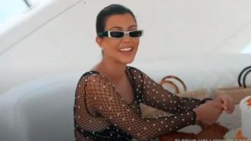 Chanel Blanco y Negro Vintage Logo Bikini usado por Kourtney Kardashian en Keeping Up with the Kardashians Temporada 17 Episodio 6
