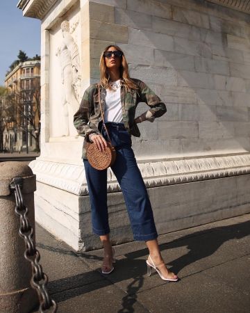 Sandalias de banda de vinilo de Elisa Taviti en la cuenta de Instagram @elisataviti