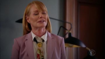 Teoría de la chaqueta de lana carissa usada por Lisa Benner (Marg Helgenberger) en All Rise Temporada 1 Episodio 5