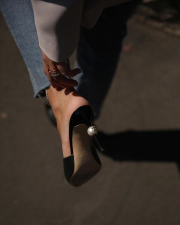 En cuir talons hauts de Elisa Taviti sur l'Instagram account @elisataviti
