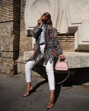 Sandalias de piel de elisa Taviti en la cuenta de Instagram @elisataviti