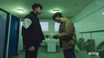 La chaqueta beige usada por (Nemo Schiffman) en Mortel (S01)