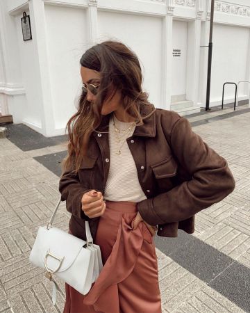Brun trucker jacket de Ana Rey sur l'Instagram account @dorytrendy