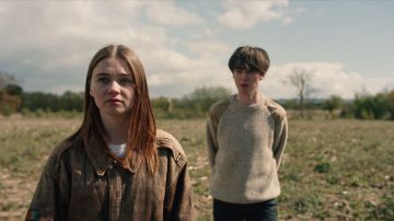 The leather jacket brown Alyssa (Jessica Barden) in The End of the F***ing World (S01E03)