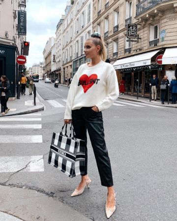 Beige heels shoes of Veronica Ferraro on the Instagram account @veronicaferraro