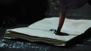 The journal de Tom Jedusor (Christian Coulson) in Harry Potter and the Chamber of secrets