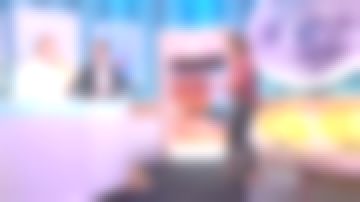 Les escarpins dorés de Faustine Bollaert dans Ça ne sortira pas d'ici !