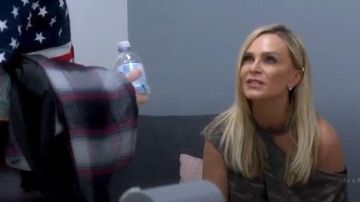 Rta Vert Camo Découper le Haut porté par elle-Même (Tamra Juge) dans Le Real Housewives of Orange County Saison 14 Épisode 12