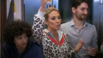 Sudadera con capucha con estampado de leopardo Wildfox usada por Braunwyn Windham en The Real Housewives of Orange County Temporada 14 Episodio 12
