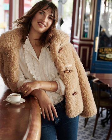 La chaqueta de oveja de Jeanne Damas en la cuenta de Instagram de @jeannedamas