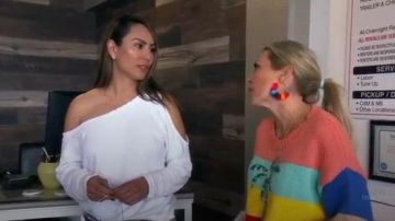 Pendientes asos Pom Pom Hoop usados por Braunwyn Windham en The Real Housewives of Orange County Temporada 14 Episodio 12