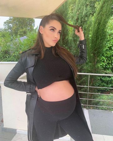Los leggings negros de embarazo de Nabilla Benattia en la cuenta de Instagram de @nabilla
