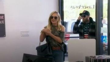 Bolso de cuero negro de Saint Laurent usado por ella misma (Tamra Judge) en The Real Housewives of Orange County Temporada 14 Episodio 12