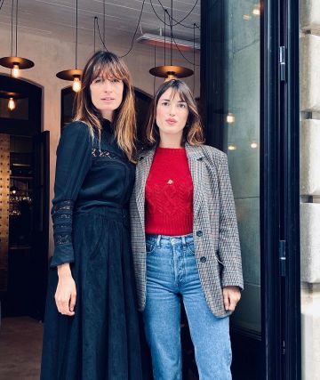 El suéter rojo retorcido que lleva Jeanne Damas en la cuenta de Instagram de @jeannedamas