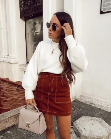 Sudadera con capucha recortada de Ana Rey en la cuenta de Instagram @dorytrendy
