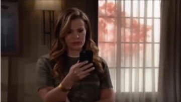 Ali T-Shirt Robe dans l'huile d'Olive porté par Chelsea Lawson Newman (Melissa Claire Egan) comme on le voit sur les Jeunes et Les Agités du 22 octobre 2019