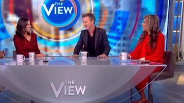 Victoria Beckham Falda midi de crepe estriado usada por Sunny Hostin en The View 23 de octubre de 2019