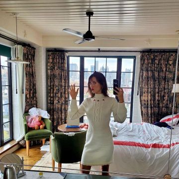 El vestido de suéter blanco que lleva Jeanne Damas en la cuenta de Instagram de @jeannedamas 