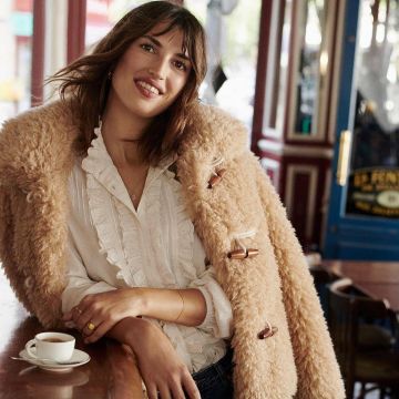 La blusa voladora que lleva Jeanne Damas en la cuenta de Instagram de @jeannedamas 