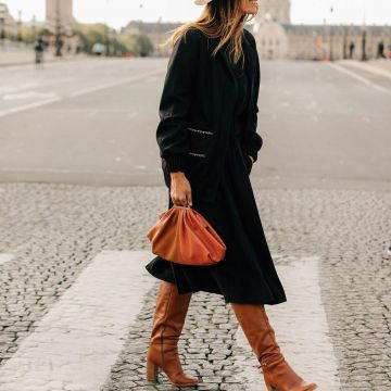 Las botas de tacón de coñac que lleva Caroline de Maigret en la cuenta de Instagram de @carolinedemaigret 