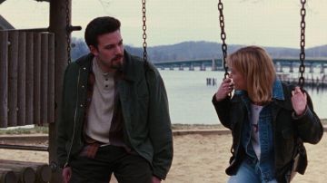 La chaqueta verde oscuro de Holden McNeil (Ben Affleck) en Multiple Misunderstanding