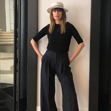 Los pantalones negros acampanados de cintura alta que usó Caroline de Maigret en @carolinedemaigret 