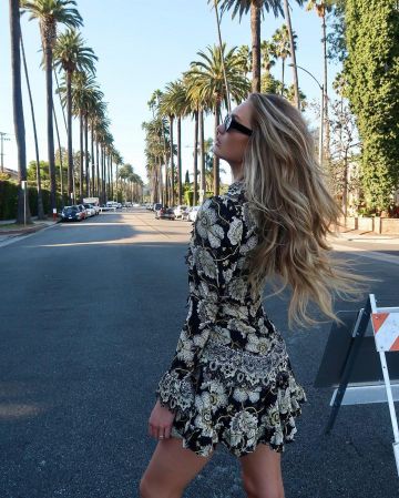 Robe imprimé floral de Romee Strijd sur le compte Instagram de @romeestrijd