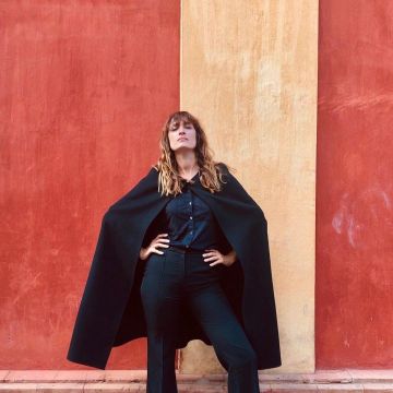 La capa negra que lleva Caroline de Maigret en la cuenta de Instagram de @carolinedemaigret 