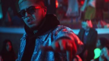 The sunglasses of Hamza in Hamza - Dale x Love Therapy feat. Aya Nakamura (Clip official)