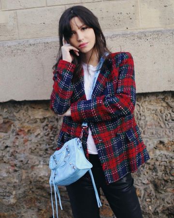 Le sac Motorcycle Balenciaga bleu ciel de Betty Autier sur le compte Instagram de @bettyautier