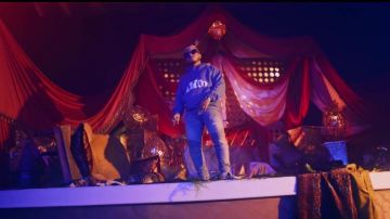The hoodie blue AWOI of Hamza in her video clip Dale x Love Therapy feat. Aya Nakamura