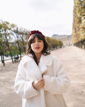 Le manteau moumoute blanc de Betty Autier sur le compte Instagram de @bettyautier