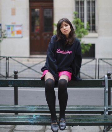 Les chaussettes noires hautes de Betty Autier sur le compte Instagram de @bettyautier