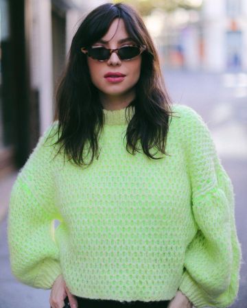 Le pull jaune fluo de Betty Autier sur le compte Instagram de @bettyautier