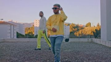 The sweatshirt Yellow AWOI of Hamza in his clip HS feat. SCH