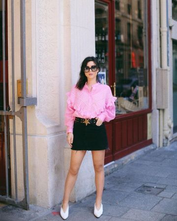 La chemise rose volantée de Betty Autier sur le compte Instagram de @bettyautier