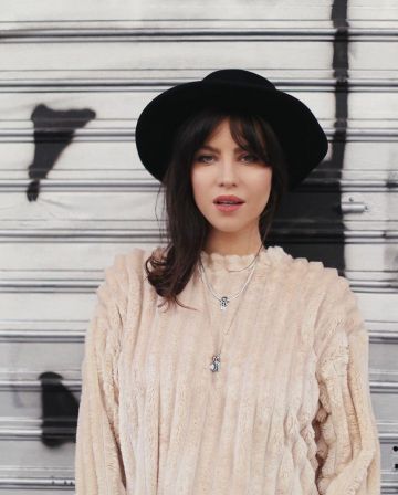 Le chapeau fedora noir de Betty Autier sur le compte Instagram de @bettyautier