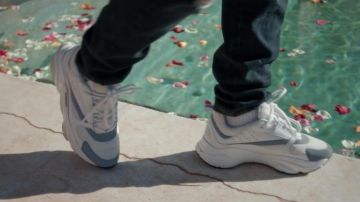 Sneakers white Dior Hamza in her video clip Paradise
