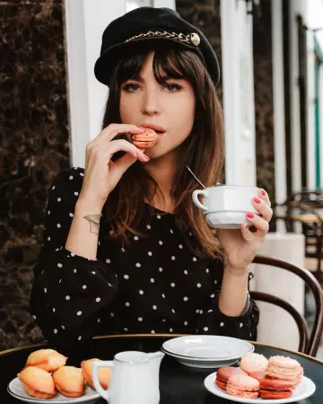 La blouse noire à pois blanc de Betty Autier sur le compte Instagram de @bettyautier