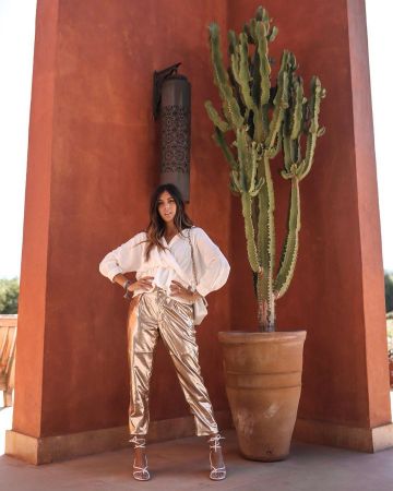 Los pantalones dorados de Lisa Germaneau en la cuenta de Instagram de @lisagermaneau