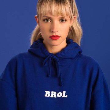 Le sweat bleu BROL porté par Angele sur le compte Instagram de @angele_vl 